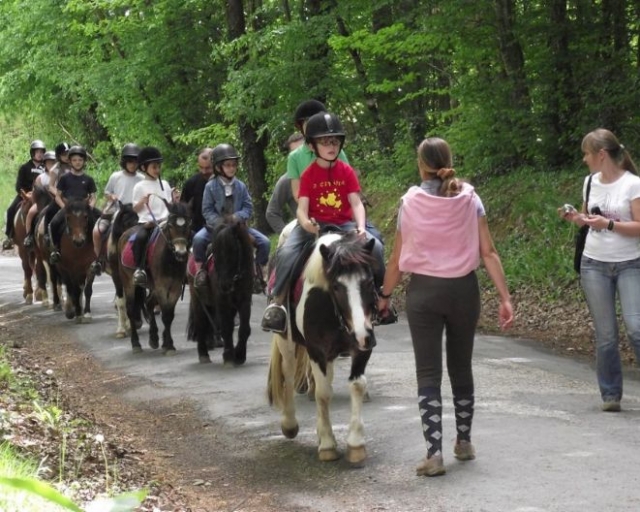 Cavalcata con i pony 